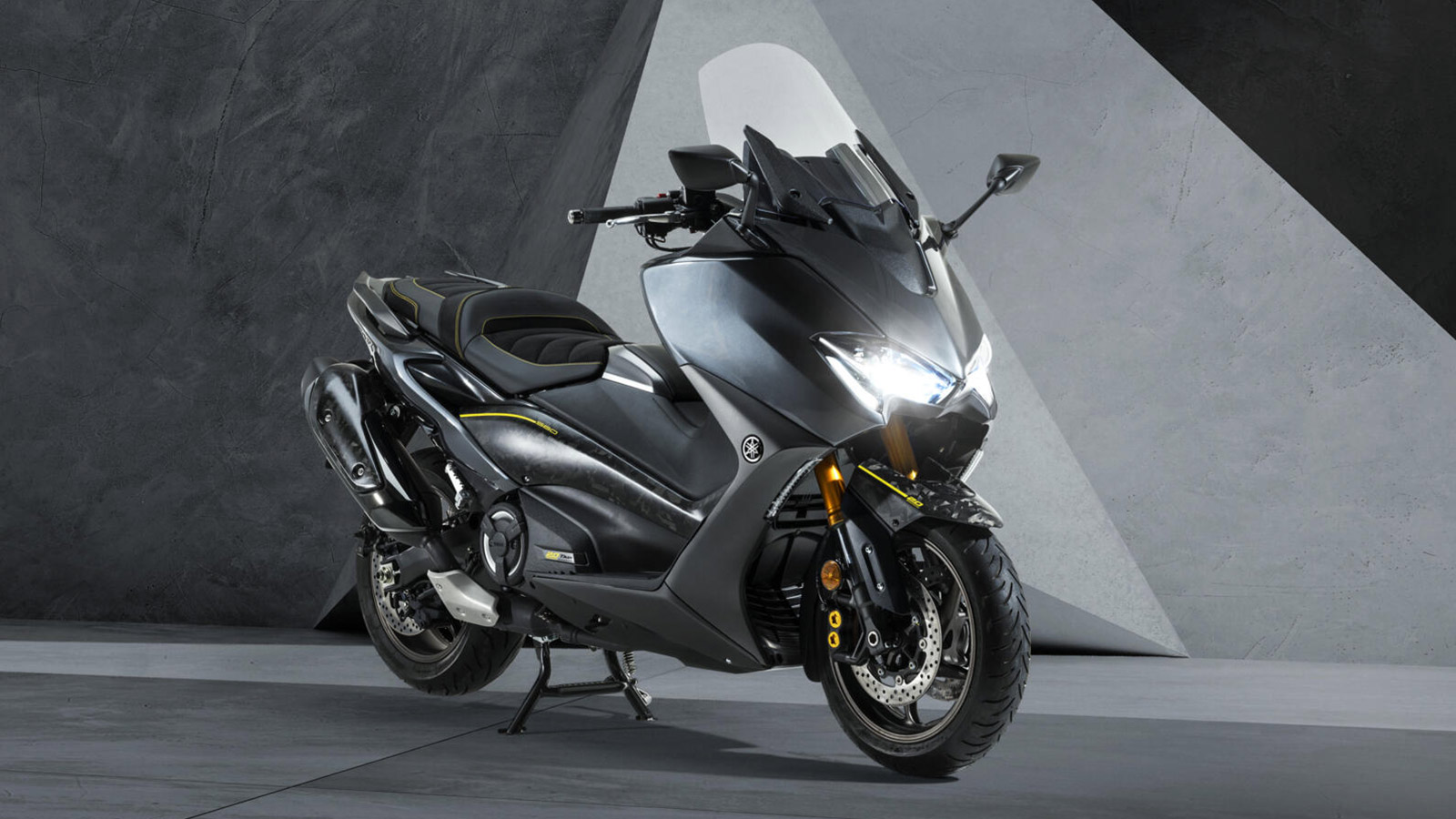 The Yamaha TMAX 20th Anniversary Carbon Edition Is A Tribute to Success ...