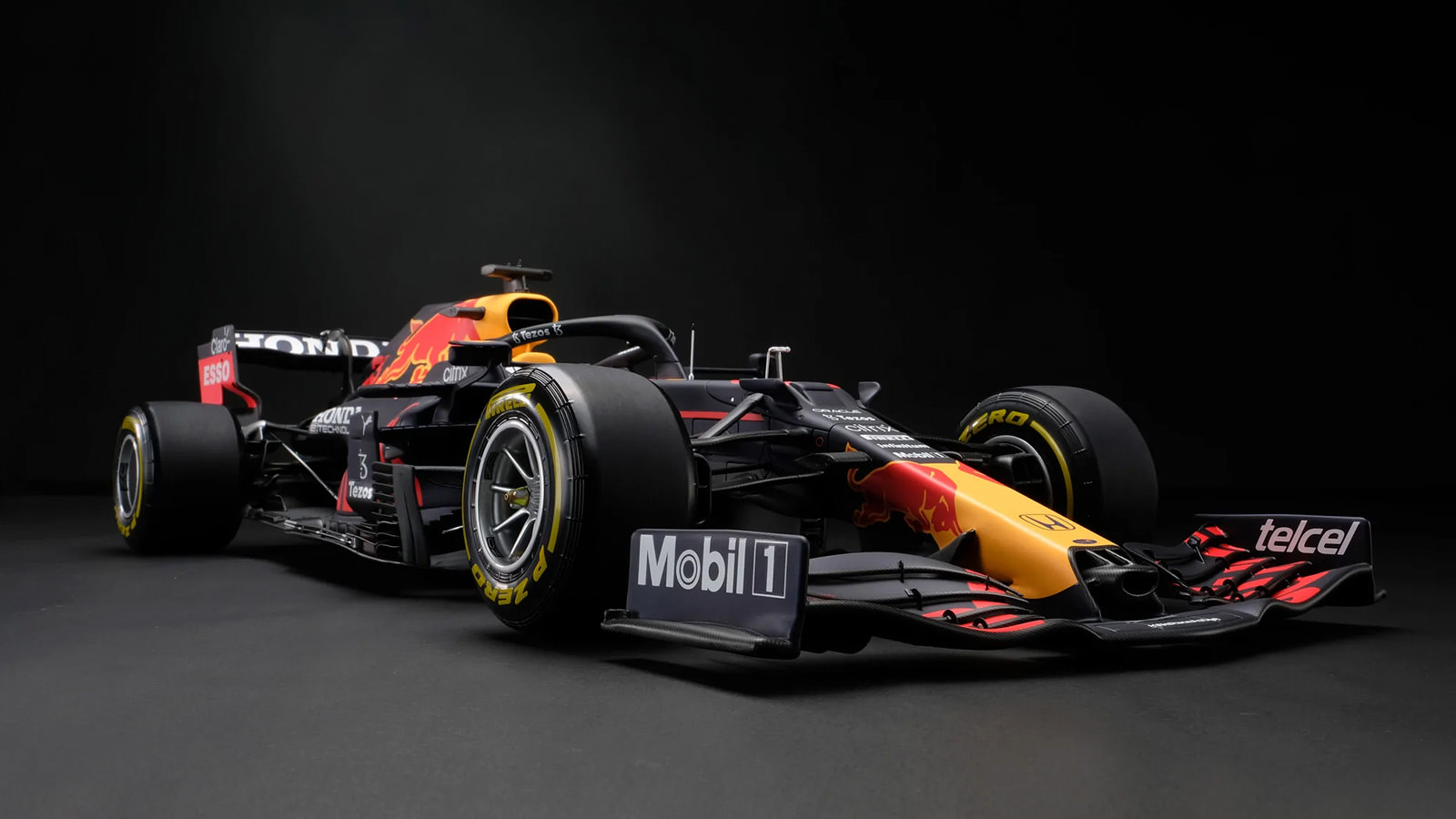 Amalgam Max Verstappens 2021 World Championship Winning Car