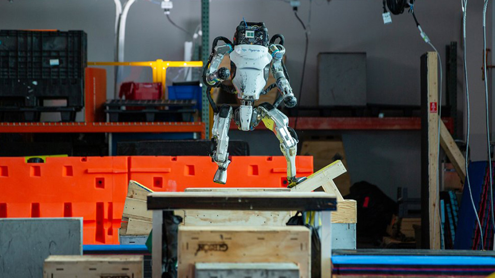Ai dynamics. Робот атлас бостон динамикс. boston dynamic atlas робот паркурщик. boston dynamics hyundai. бостон дайнемикс робот на сальто.