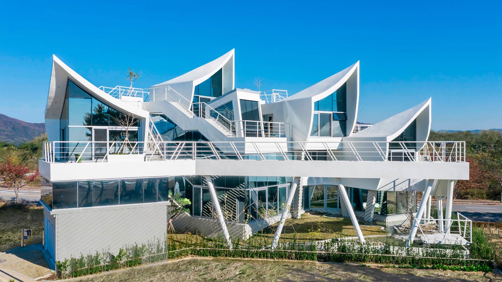 Sailing House by IROJE KHM Architects