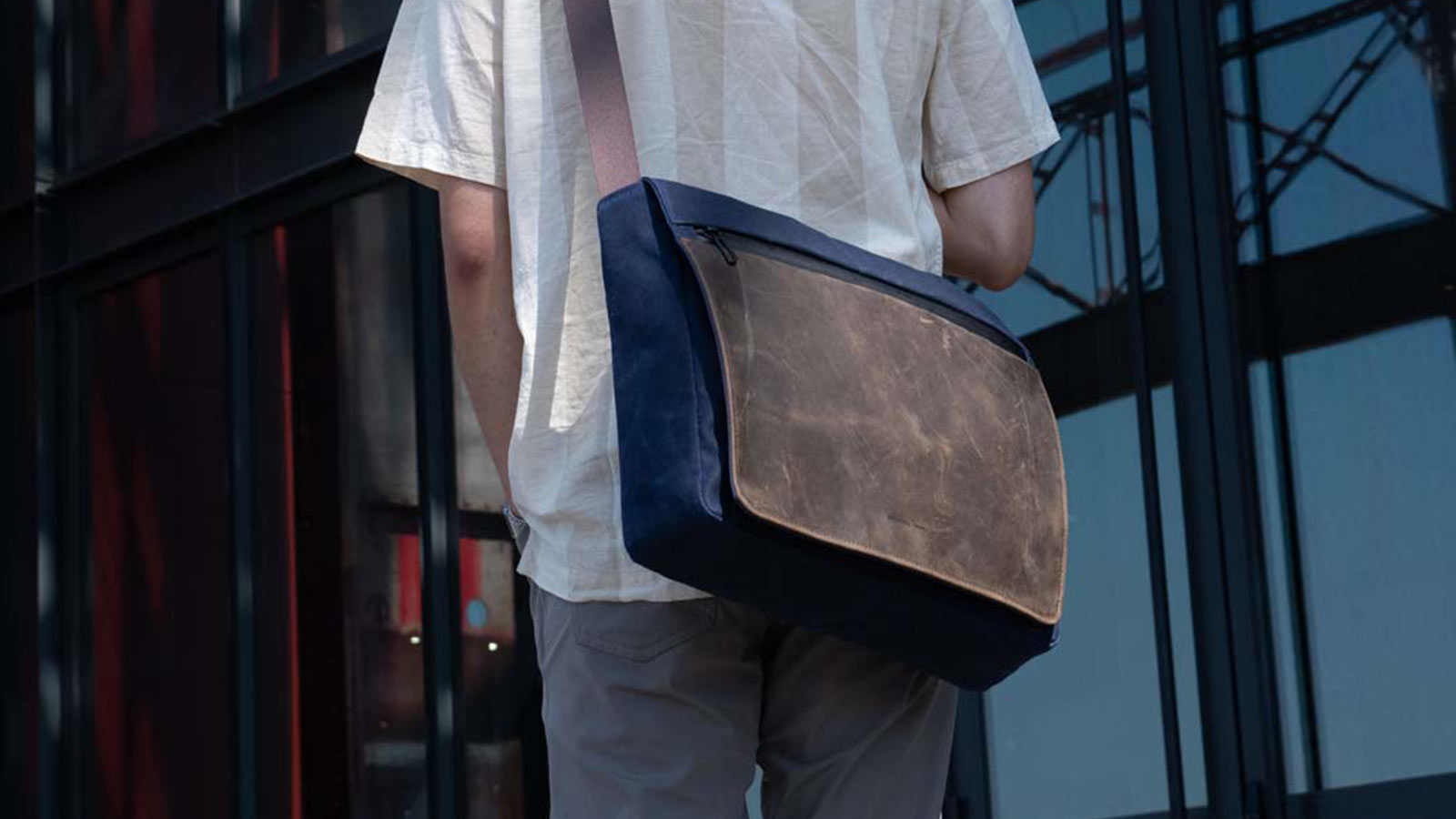 Waterfield Shinjuku Messenger Bag