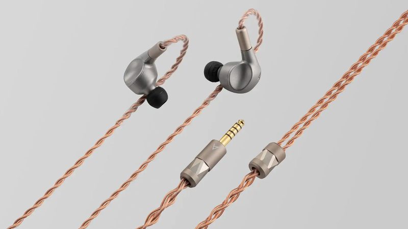 Astell&Kern's LUNA delivers audiophile-grade sound with planar magnetic technology.