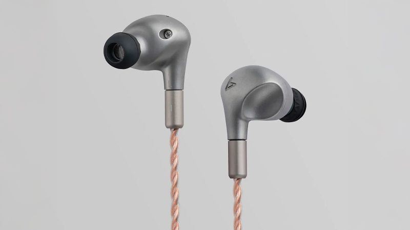 Astell&Kern's LUNA delivers audiophile-grade sound with planar magnetic technology.