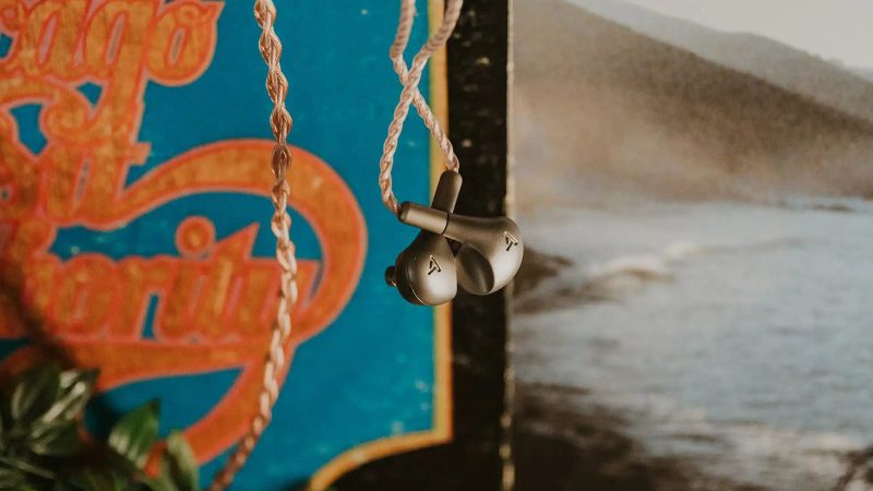 Astell&Kern's LUNA delivers audiophile-grade sound with planar magnetic technology.