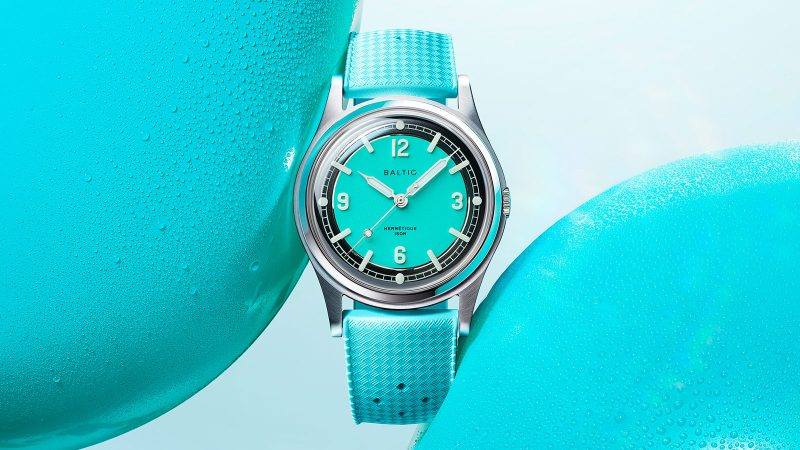 Baltic’s Hermétique Summer watch features a glossy dial, a polished case, Super-Luminova markers, and retro-style bracelets, inspired by the 1970s California style.