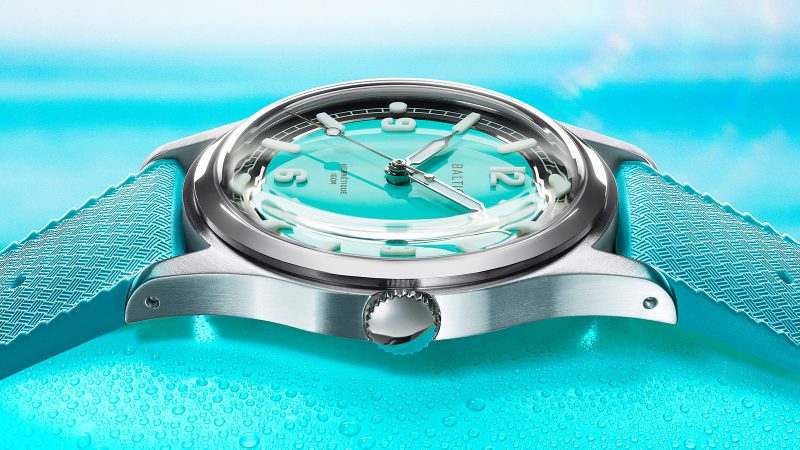 Baltic’s Hermétique Summer watch features a glossy dial, a polished case, Super-Luminova markers, and retro-style bracelets, inspired by the 1970s California style.