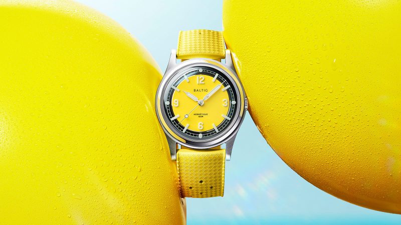 Baltic’s Hermétique Summer watch features a glossy dial, a polished case, Super-Luminova markers, and retro-style bracelets, inspired by the 1970s California style.