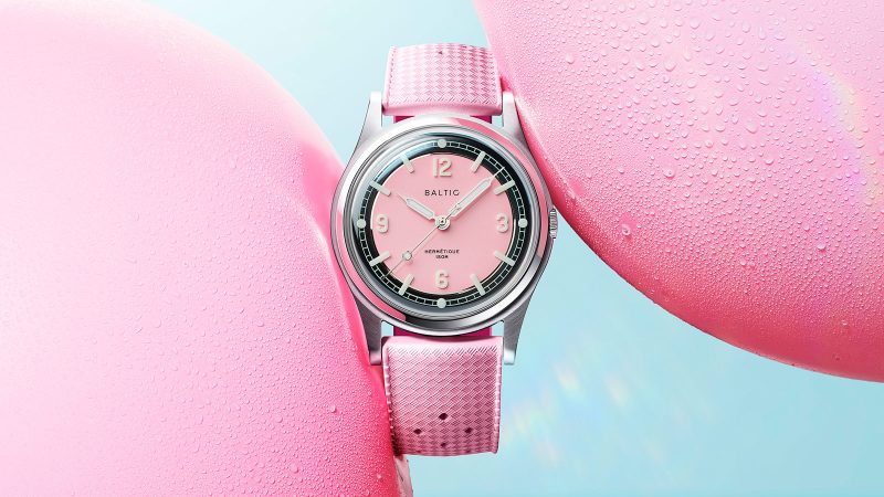 Baltic’s Hermétique Summer watch features a glossy dial, a polished case, Super-Luminova markers, and retro-style bracelets, inspired by the 1970s California style.