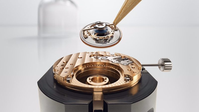 Breguet Classique Tourbillon Sidéral 7255 in 38 mm gold case, floating sapphire‑bridge flying tourbillon over aventurine enamel star sky dial.