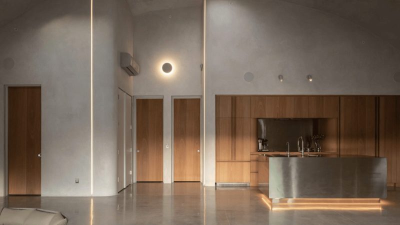 Sculptural concrete dome house in California’s High Desert, designed by Anastasiya Dudik, with curved monolithic exterior, saltwater pool, and minimalist brutalist interior built from concrete, stone, and plaster.