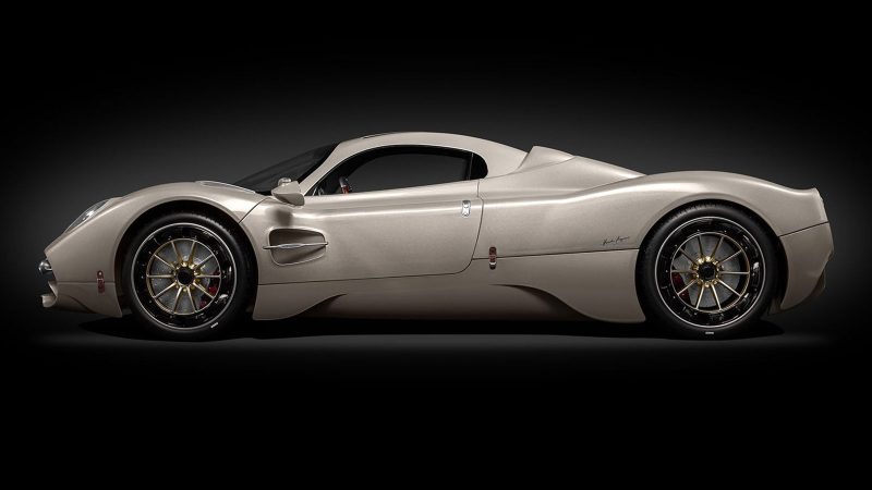 A Pagani masterpiece with Pocher’s ultra-detailed 1:8 scale Utopia Coupé model kit.
