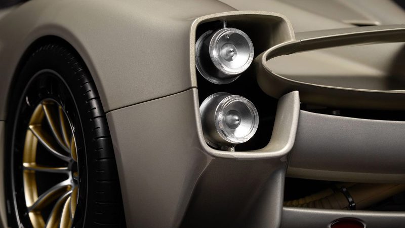 A Pagani masterpiece with Pocher’s ultra-detailed 1:8 scale Utopia Coupé model kit.