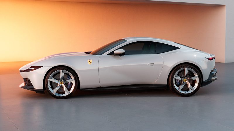 The Ferrari Amalfi—a sculpted 2+ coupé with 640 cv twin-turbo V8, active aerodynamics, triple-display cockpit, and Burmester audio system.
