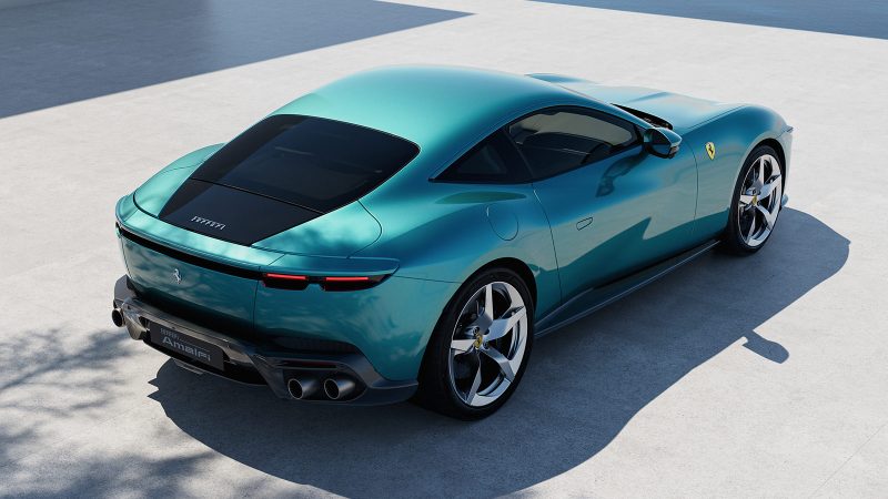 The Ferrari Amalfi—a sculpted 2+ coupé with 640 cv twin-turbo V8, active aerodynamics, triple-display cockpit, and Burmester audio system.