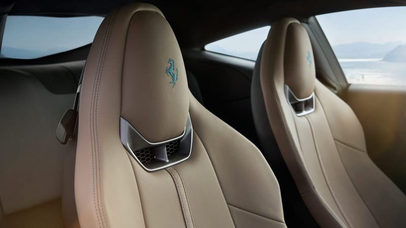 The Ferrari Amalfi—a sculpted 2+ coupé with 640 cv twin-turbo V8, active aerodynamics, triple-display cockpit, and Burmester audio system.