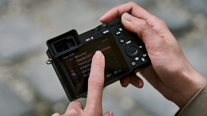 Sony RX1R III full-frame compact digital camera with 61MP sensor, Zeiss 35mm f/2 lens, AI autofocus, and macro mode for street and travel photography.