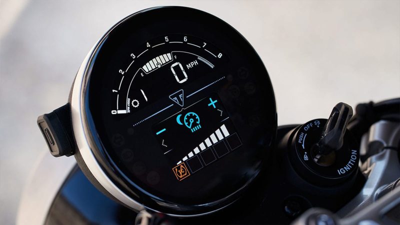 2025 Triumph Speed Twin 1200 showcases Marzocchi inverted forks, retro styling, and modern brushed aluminum details.