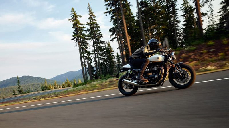 2025 Triumph Speed Twin 1200 showcases Marzocchi inverted forks, retro styling, and modern brushed aluminum details.