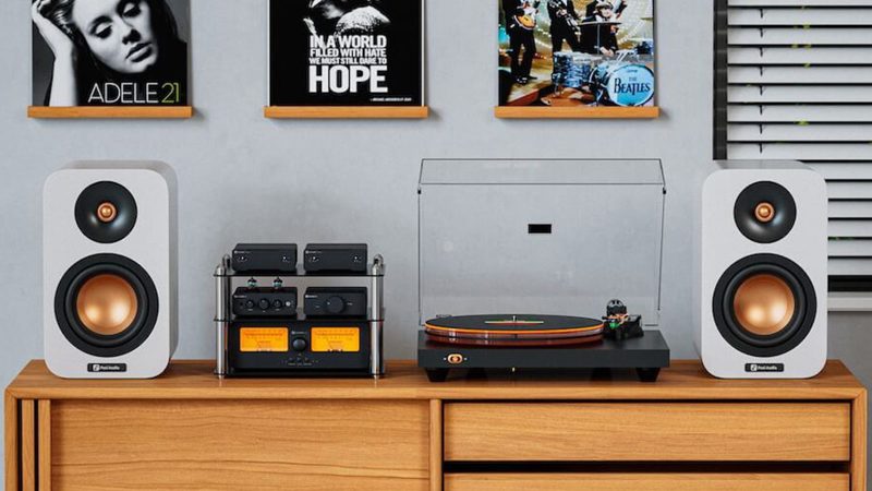 Fosi Audio Luna3 turntable with matte black plinth, acrylic platter, orange mat, aluminum tonearm, and Audio-Technica VM95E cartridge.