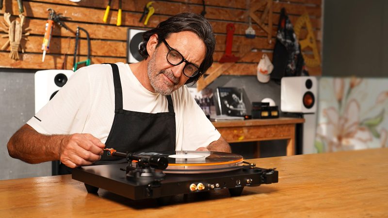 Fosi Audio Luna3 turntable with matte black plinth, acrylic platter, orange mat, aluminum tonearm, and Audio-Technica VM95E cartridge.