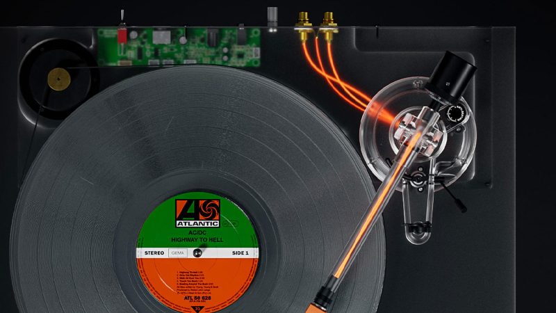 Fosi Audio Luna3 turntable with matte black plinth, acrylic platter, orange mat, aluminum tonearm, and Audio-Technica VM95E cartridge.