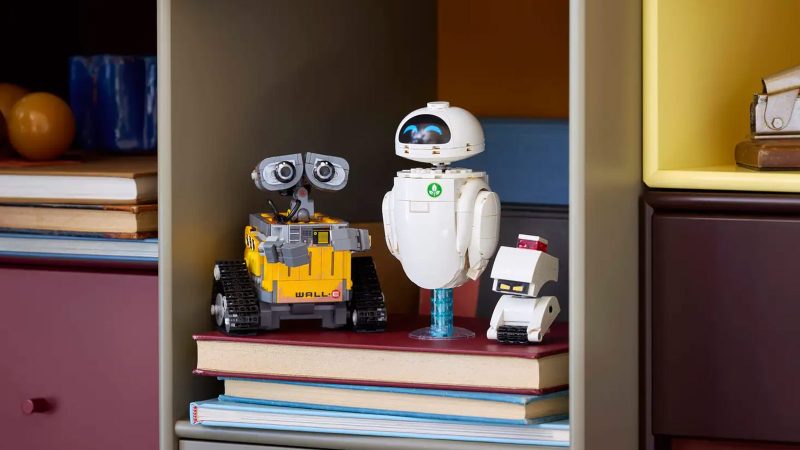 LEGO Disney Pixar WALL-E and EVE building set with 811 pieces, featuring WALL-E, EVE, M-O, Hal, and iconic movie details like the plant-in-a-boot.