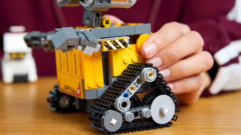 LEGO Disney Pixar WALL-E and EVE building set with 811 pieces, featuring WALL-E, EVE, M-O, Hal, and iconic movie details like the plant-in-a-boot.
