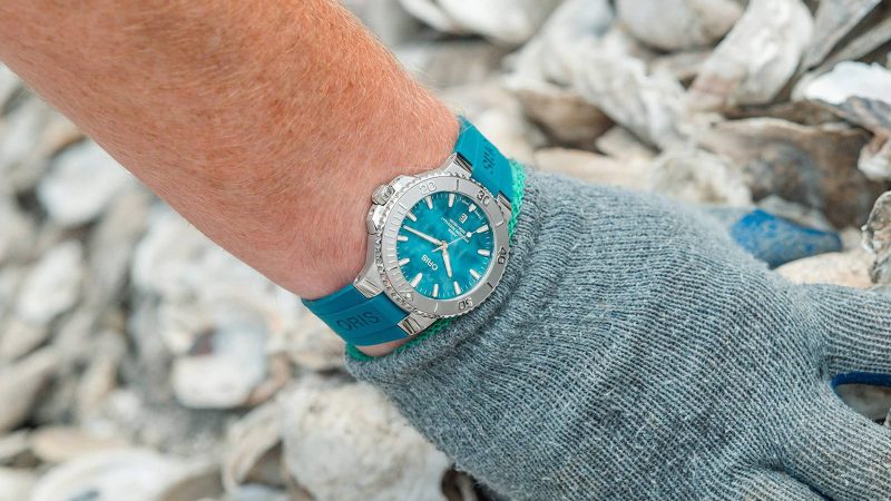 Oris Aquis Date New York Harbor Limited Edition II with aqua green mother-of-pearl dial, 43.5mm stainless steel case, engraved oyster caseback, and stainless steel bracelet.