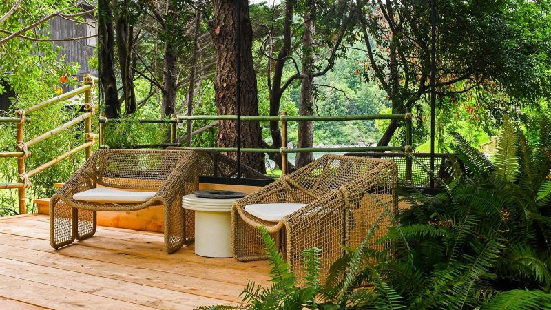 Tu Tu’ Tun Lodge offers views of Oregon’s Rogue River surrounded by forest and wilderness.