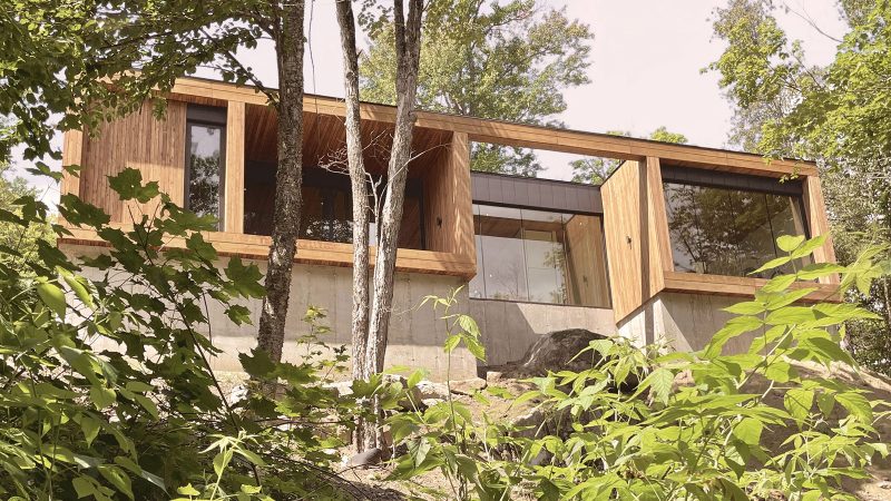 La Cadrée Perchée House in Morin-Heights by L’Empreinte Design Architecture, a modern wood-and-glass mountain retreat elevated among the maple trees overlooking Lac Franc.