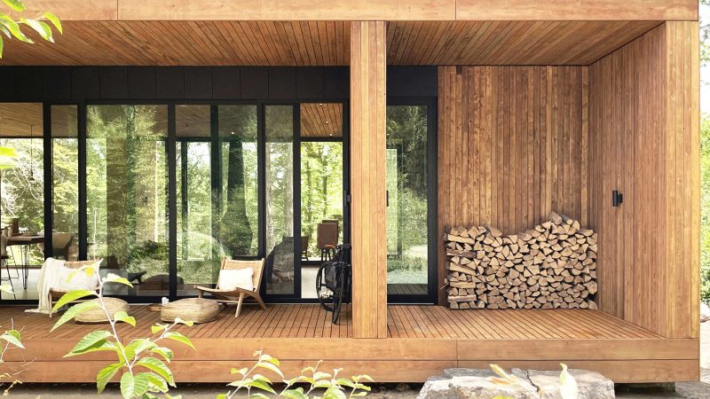 La Cadrée Perchée House in Morin-Heights by L’Empreinte Design Architecture, a modern wood-and-glass mountain retreat elevated among the maple trees overlooking Lac Franc.