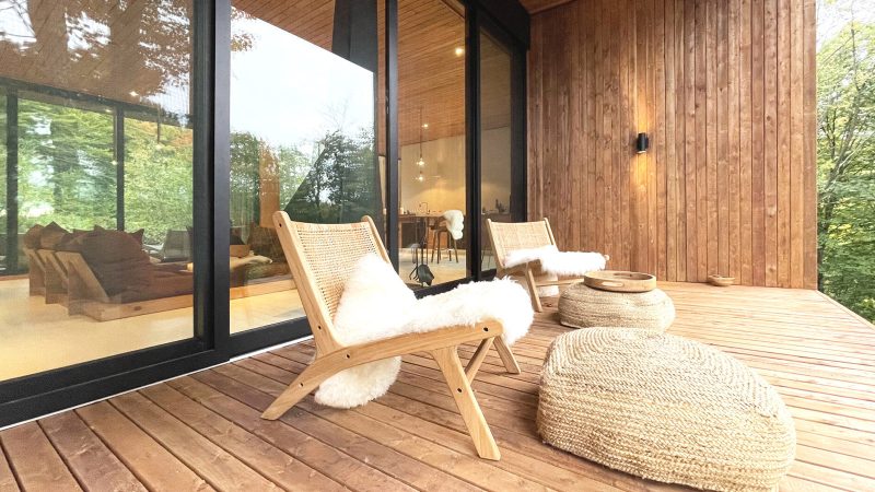 La Cadrée Perchée House in Morin-Heights by L’Empreinte Design Architecture, a modern wood-and-glass mountain retreat elevated among the maple trees overlooking Lac Franc.