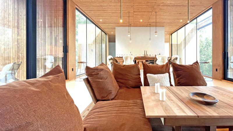 La Cadrée Perchée House in Morin-Heights by L’Empreinte Design Architecture, a modern wood-and-glass mountain retreat elevated among the maple trees overlooking Lac Franc.