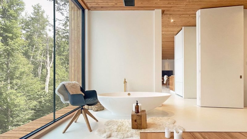 La Cadrée Perchée House in Morin-Heights by L’Empreinte Design Architecture, a modern wood-and-glass mountain retreat elevated among the maple trees overlooking Lac Franc.
