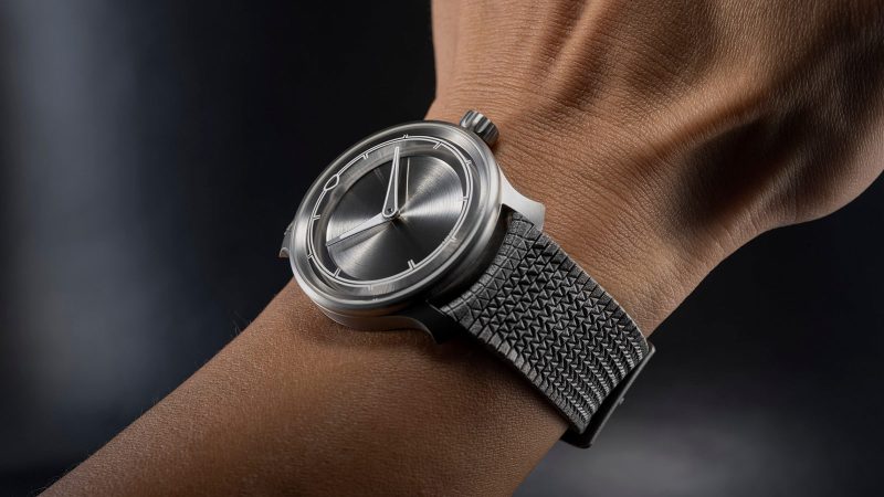 The MING Polymesh titanium bracelet showcases 3D-printed construction and a precision-engineered design.