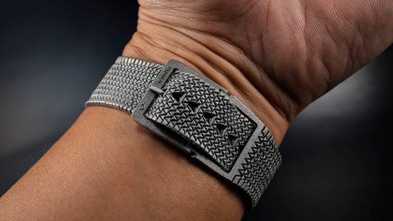 The MING Polymesh titanium bracelet showcases 3D-printed construction and a precision-engineered design.