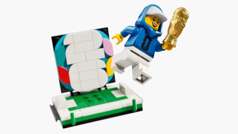 LEGO FIFA World Cup Official Trophy set featuring a brick-built gold trophy design, collectible display model for football fans and LEGO enthusiasts.
