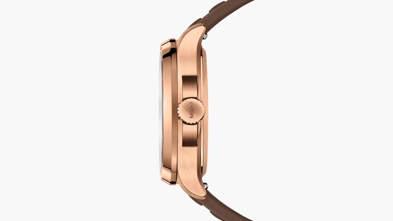 The MIDO Multifort TV Big Date watch features a retro TV-shaped case, a Big Date complication at 12 o’clock, a Caliber 80 automatic movement, and a Nivachron balance spring.