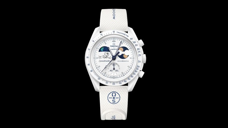 Swatch Mission to Earthphase Moonshine Gold Cold Moon Bioceramic chronograph with UV-glowing Earthphase, Snoopy moon illustration, Moonshine™ Gold moonphase, white opaline dial, and Super-LumiNova markers.