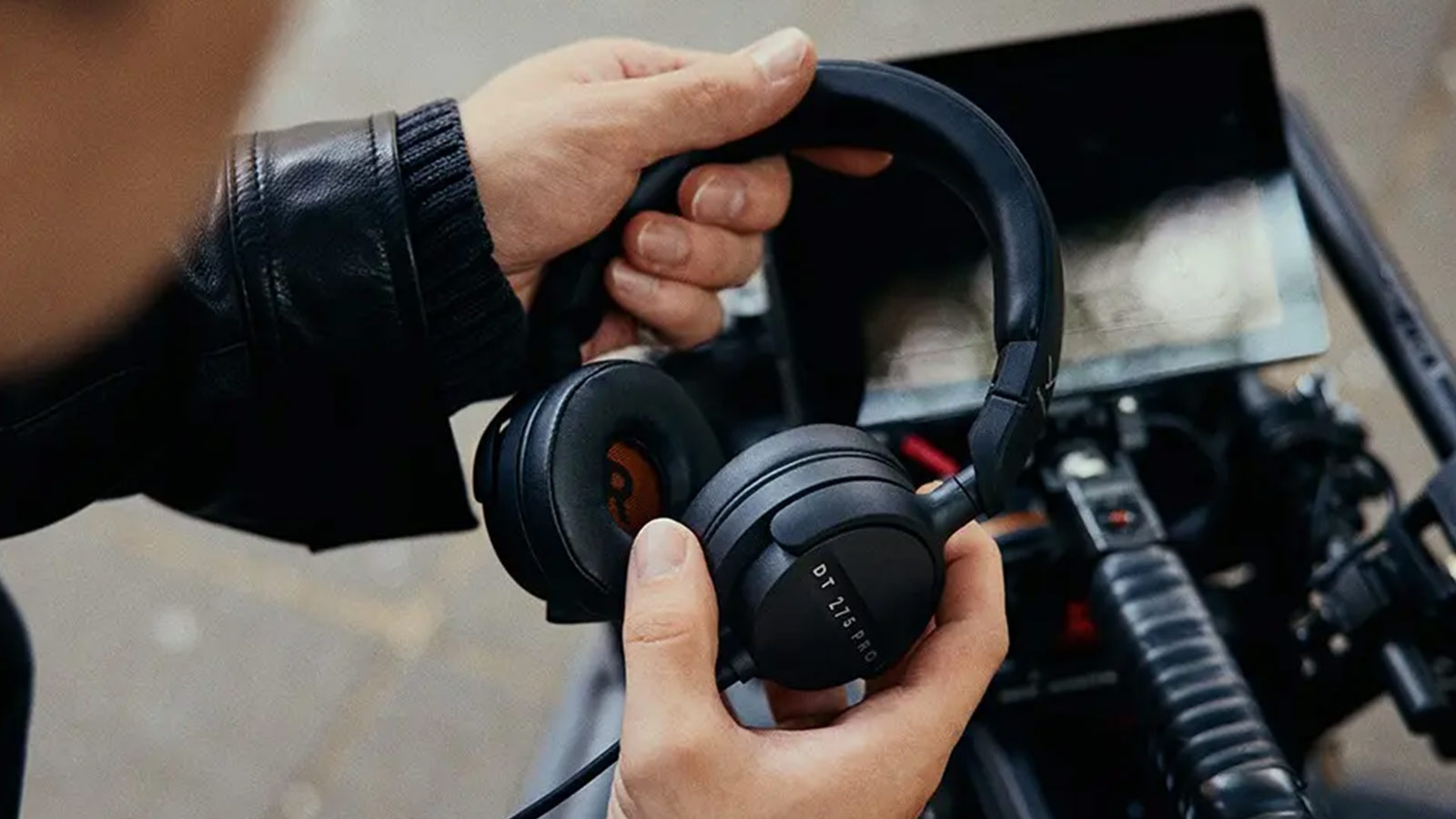 Beyerdynamic DT 275 PRO Keeps Monitoring Light