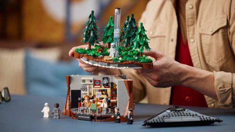 LEGO Reopens The X-Files in 1,478 Pieces