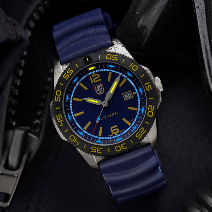 LUMINOX 腕時計 200 METERS Luminox Gives FORCE BLUE a Working Dive Watch - IMBOLDN